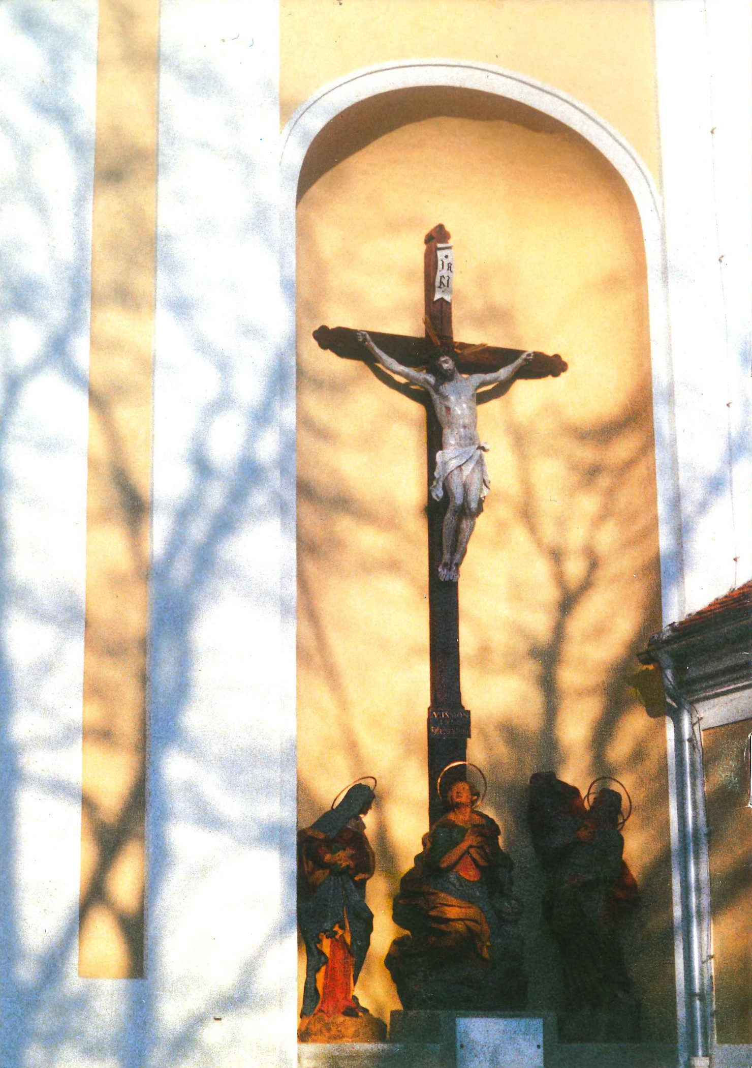 Die Kreuzigungsgruppe an der Außenfront der Pfarrkirche.